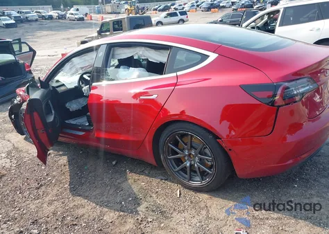 2018 Tesla Model 3 Long Range/Mid Range z USA, uszkodzony, nr VIN 5YJ3E1EA7JF058454